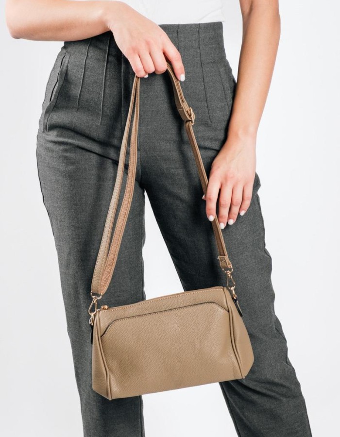 Crossbody τσάντα με ρυθμιζόμενο λουρί και χρυσές λεπτομέρειες ΠΟΥΡΟ