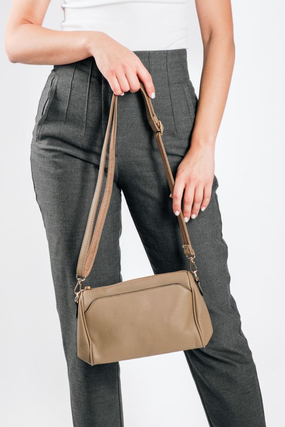 Crossbody τσάντα με ρυθμιζόμενο λουρί και χρυσές λεπτομέρειες ΠΟΥΡΟ