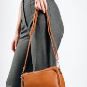 Crossbody τσάντα με ρυθμιζόμενο λουρί και χρυσές λεπτομέρειες ΤΑΜΠΑ