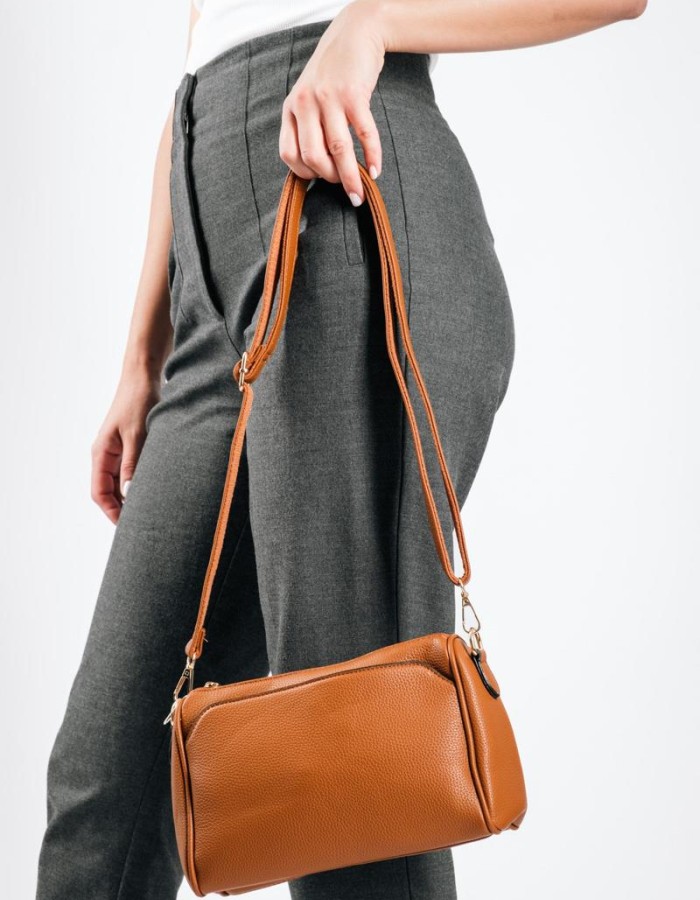 Crossbody τσάντα με ρυθμιζόμενο λουρί και χρυσές λεπτομέρειες ΤΑΜΠΑ