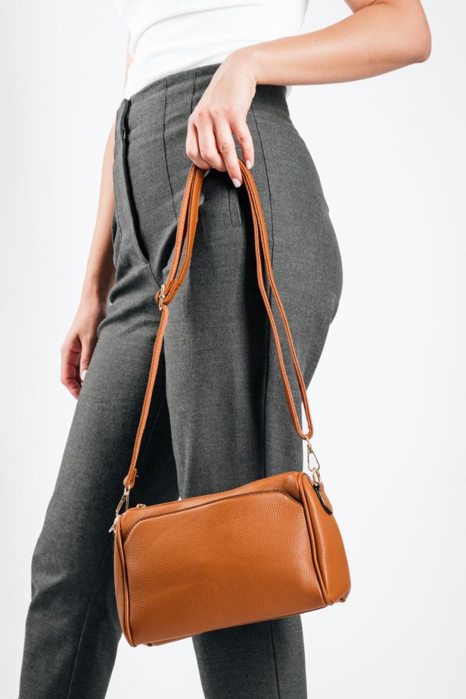 Crossbody τσάντα με ρυθμιζόμενο λουρί και χρυσές λεπτομέρειες ΤΑΜΠΑ