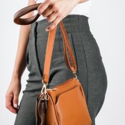 Crossbody τσάντα με ρυθμιζόμενο λουρί και χρυσές λεπτομέρειες ΤΑΜΠΑ