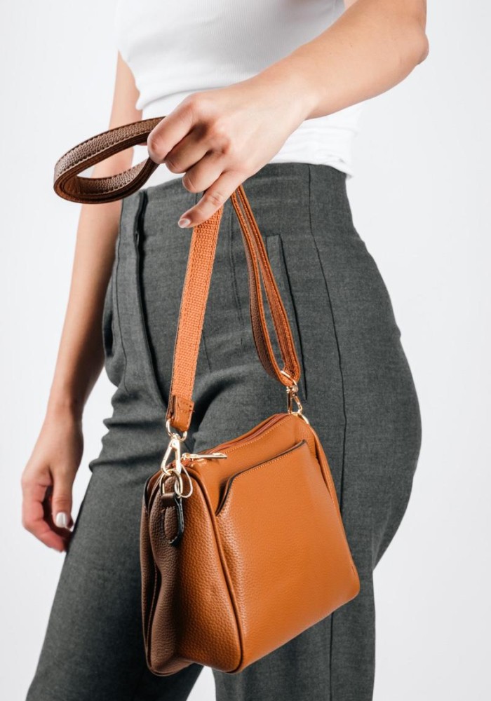Crossbody τσάντα με ρυθμιζόμενο λουρί και χρυσές λεπτομέρειες ΤΑΜΠΑ