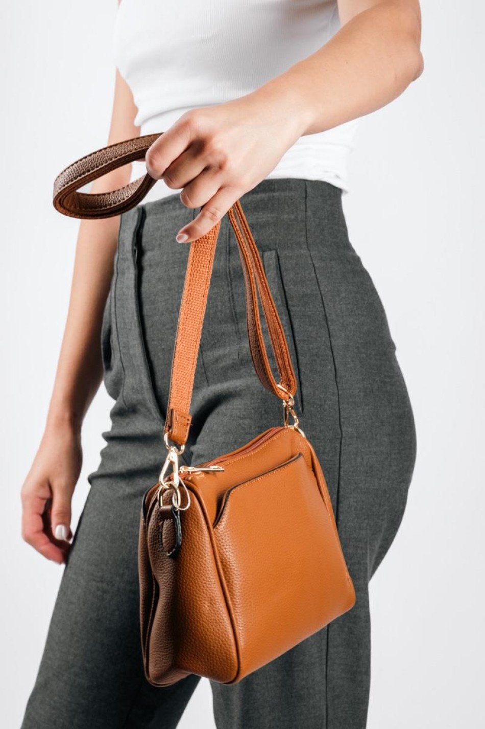 Crossbody τσάντα με ρυθμιζόμενο λουρί και χρυσές λεπτομέρειες ΤΑΜΠΑ