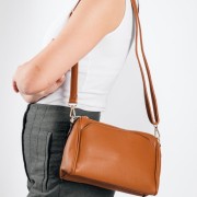 Crossbody τσάντα με ρυθμιζόμενο λουρί και χρυσές λεπτομέρειες ΤΑΜΠΑ