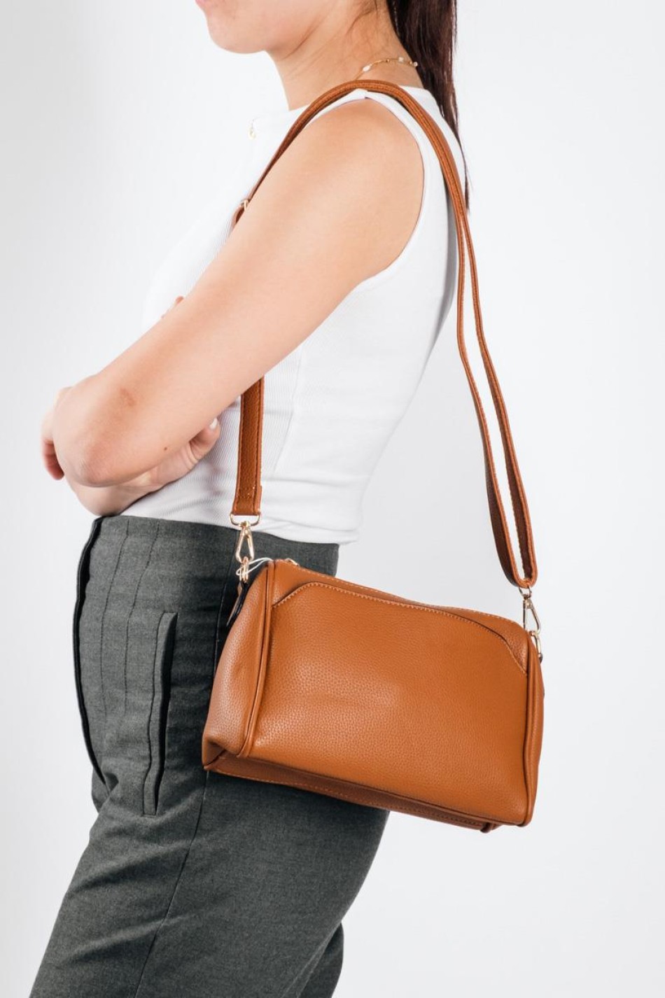 Crossbody τσάντα με ρυθμιζόμενο λουρί και χρυσές λεπτομέρειες ΤΑΜΠΑ