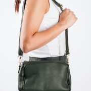 Crossbody τσάντα με ρυθμιζόμενο λουρί και χρυσές λεπτομέρειες ΛΑΔΙ