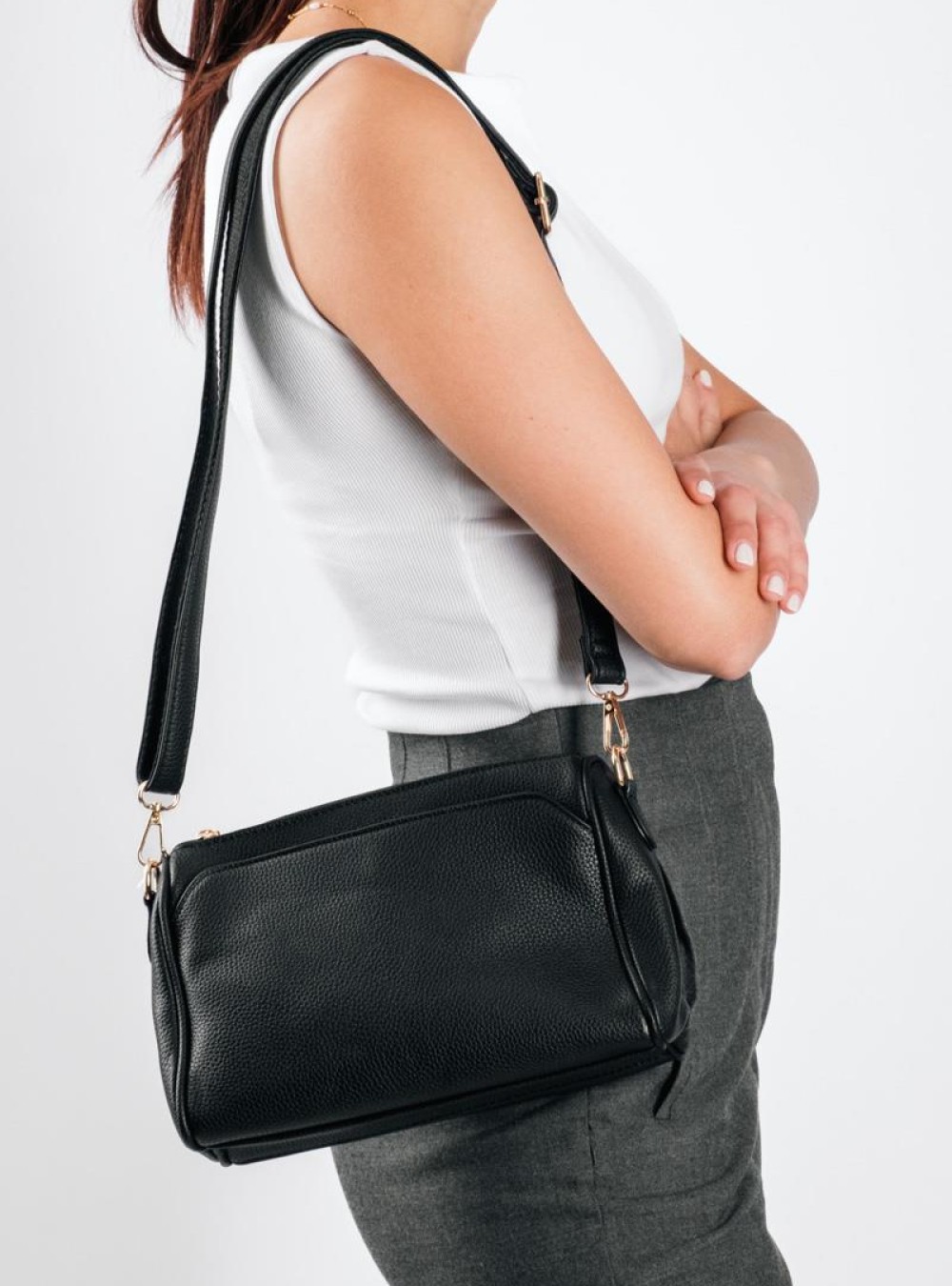 Crossbody τσάντα με ρυθμιζόμενο λουρί και χρυσές λεπτομέρειες ΜΑΥΡΟ
