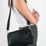 Crossbody τσάντα με ρυθμιζόμενο λουρί και χρυσές λεπτομέρειες ΜΑΥΡΟ