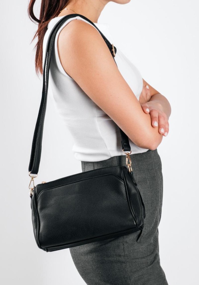 Crossbody τσάντα με ρυθμιζόμενο λουρί και χρυσές λεπτομέρειες ΜΑΥΡΟ