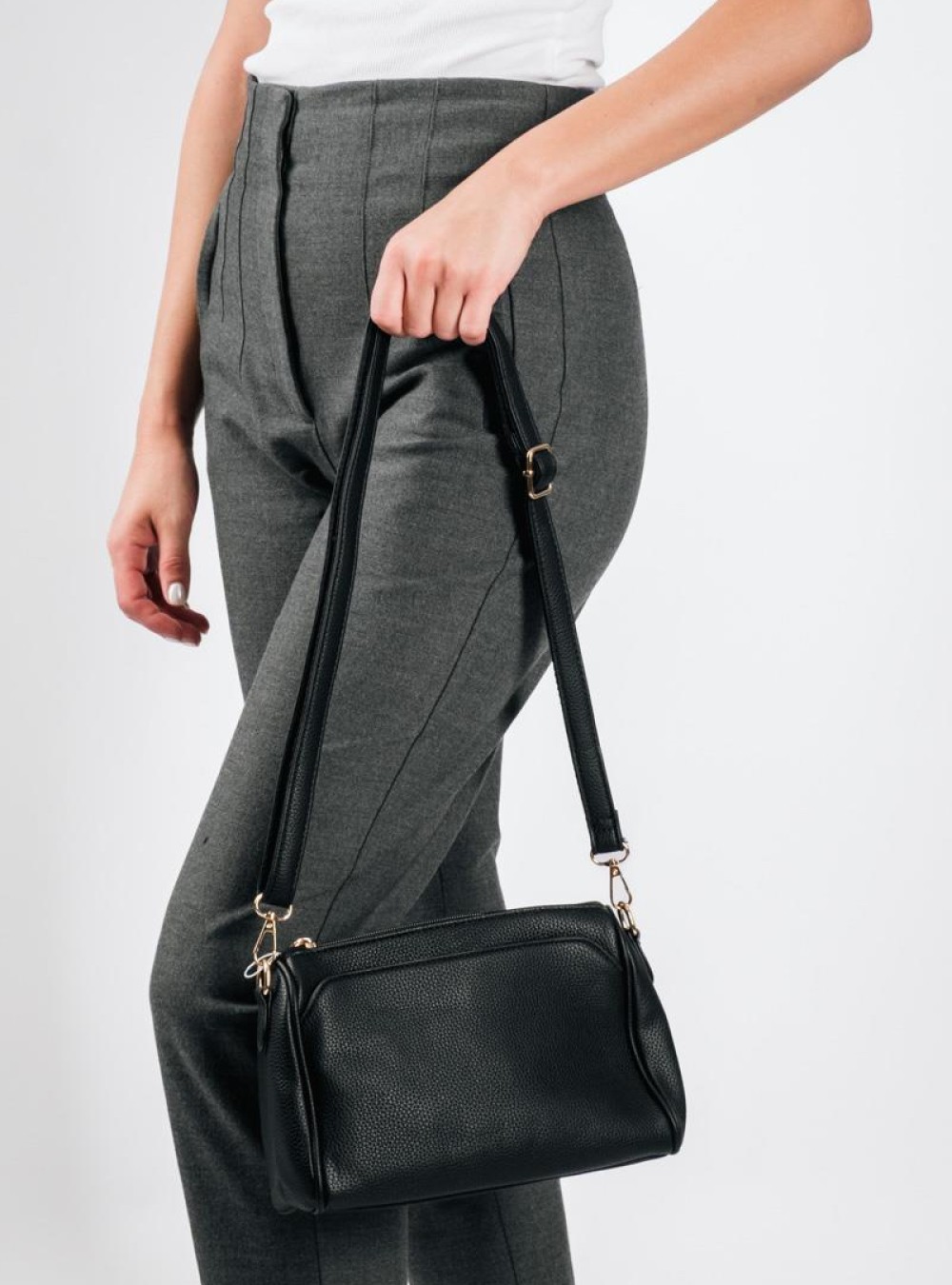 Crossbody τσάντα με ρυθμιζόμενο λουρί και χρυσές λεπτομέρειες ΜΑΥΡΟ
