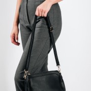 Crossbody τσάντα με ρυθμιζόμενο λουρί και χρυσές λεπτομέρειες ΜΑΥΡΟ