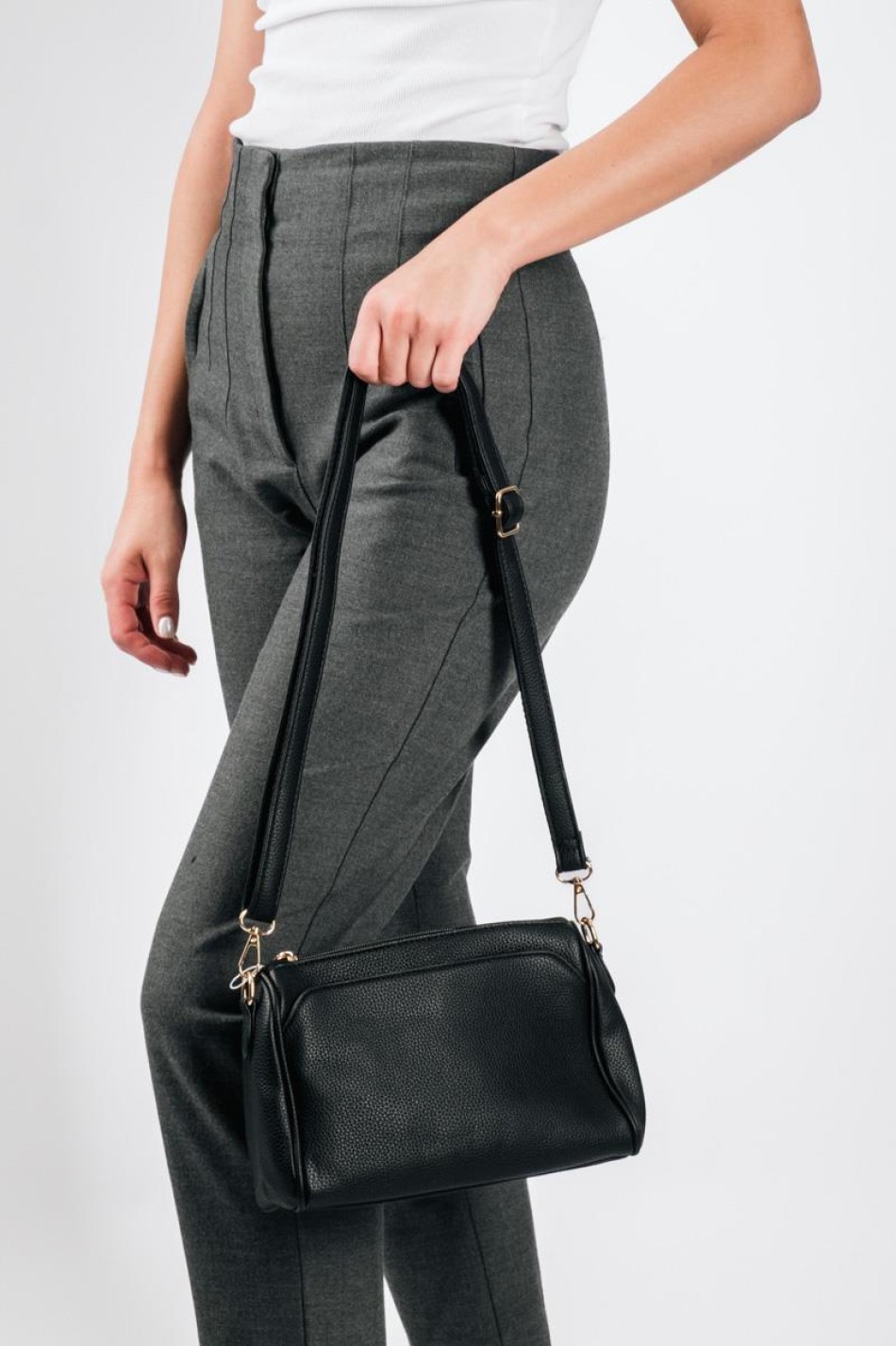 Crossbody τσάντα με ρυθμιζόμενο λουρί και χρυσές λεπτομέρειες ΜΑΥΡΟ