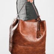 Τσάντα ώμου με minimal σχέδιο για all day outfits ΤΑΜΠΑ
