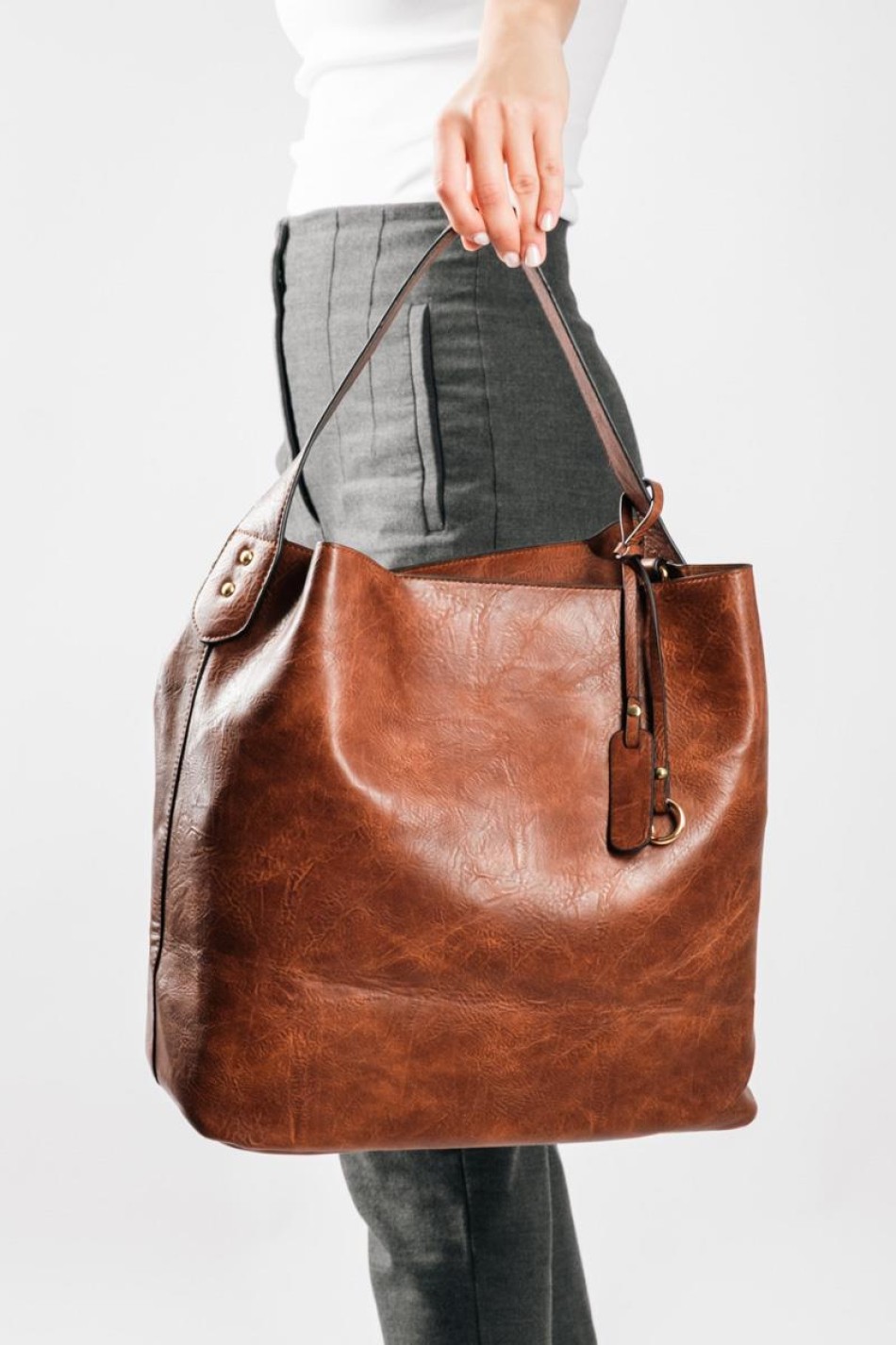 Τσάντα ώμου με minimal σχέδιο για all day outfits ΤΑΜΠΑ