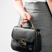 XTI mini τσάντα με διακριτική διχρωμία και μεταλλικό κούμπωμα καρδιά ΜΑΥΡΟ
