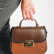 XTI mini τσάντα με διακριτική διχρωμία και μεταλλικό κούμπωμα καρδιά ΚΑΦΕ