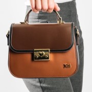 XTI mini τσάντα με διακριτική διχρωμία και μεταλλικό κούμπωμα καρδιά ΚΑΦΕ