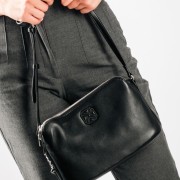 XTI crossbody τσάντα με τριπλή θήκη και minimal γραμμή ΜΑΥΡΟ