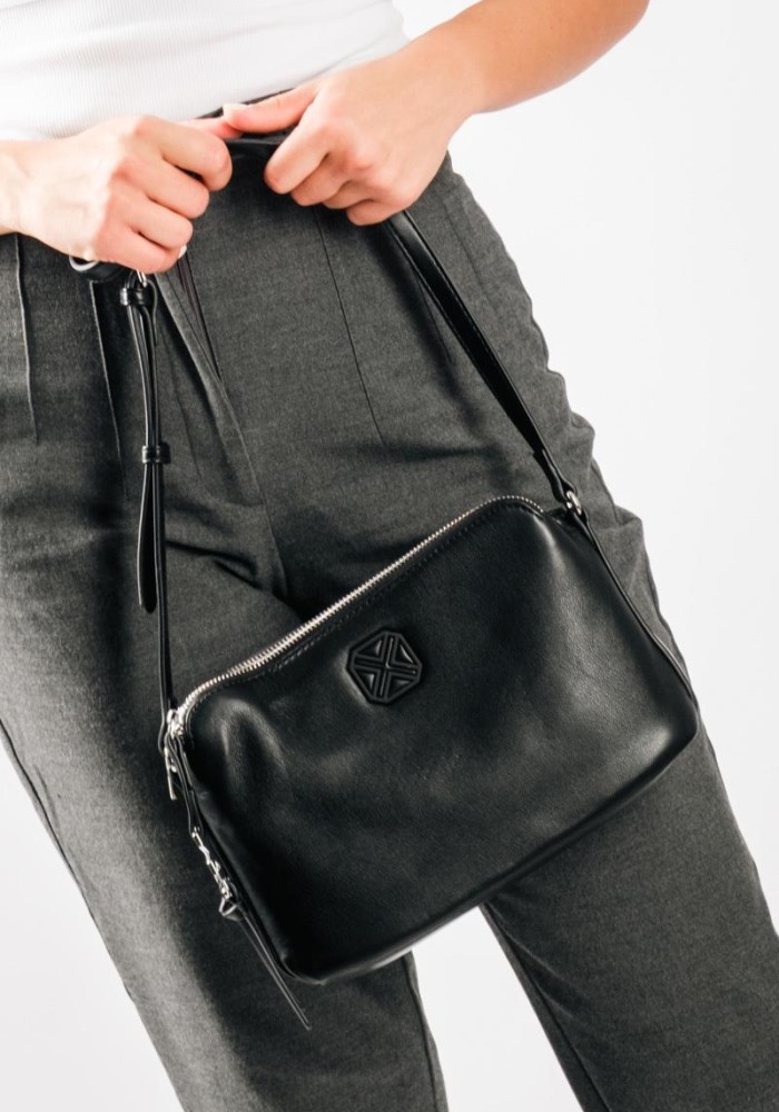 XTI crossbody τσάντα με τριπλή θήκη και minimal γραμμή ΜΑΥΡΟ