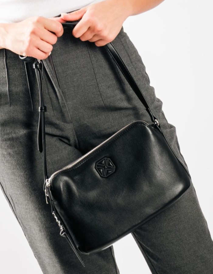XTI crossbody τσάντα με τριπλή θήκη και minimal γραμμή ΜΑΥΡΟ