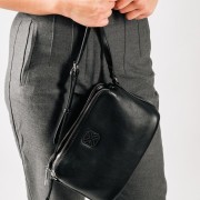 XTI crossbody τσάντα με τριπλή θήκη και minimal γραμμή ΜΑΥΡΟ