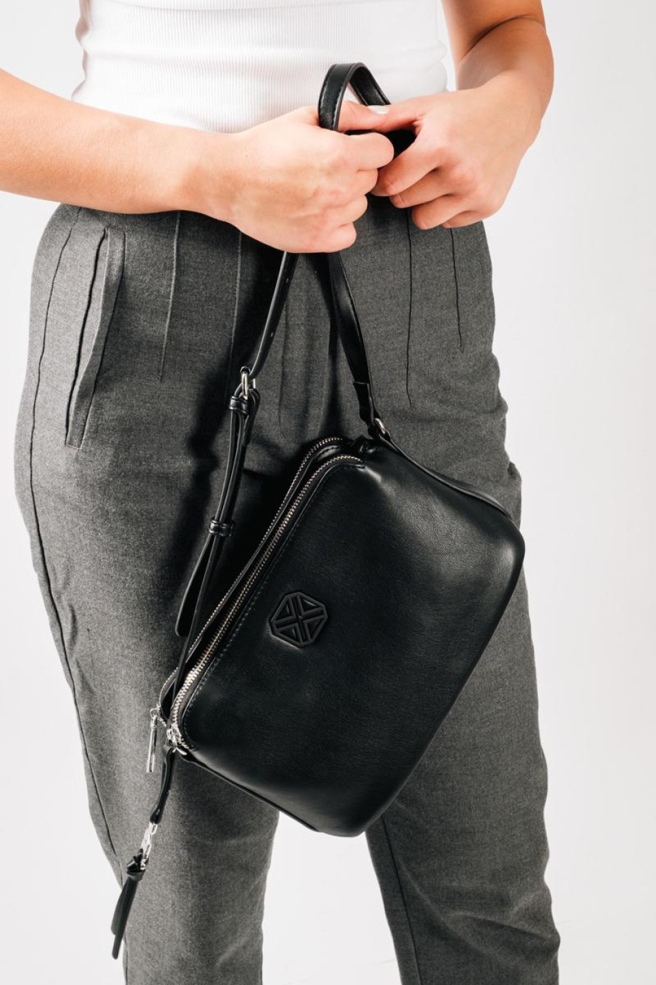 XTI crossbody τσάντα με τριπλή θήκη και minimal γραμμή ΜΑΥΡΟ