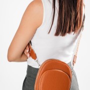 Μικρή χιαστί τσάντα με φαρδύ boho ιμάντα ΤΑΜΠΑ