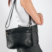 Crossbody τσάντα με δύο επιπλέον εξωτερικές θήκες ΜΑΥΡΟ