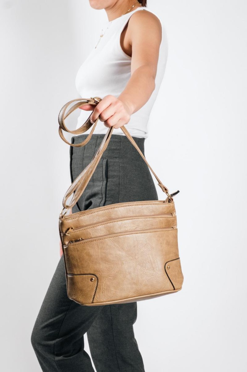 Crossbody τσάντα με δύο επιπλέον εξωτερικές θήκες ΠΟΥΡΟ Crossbody τσάντα με δύο επιπλέον εξωτερικές θήκες ΠΟΥΡΟ
