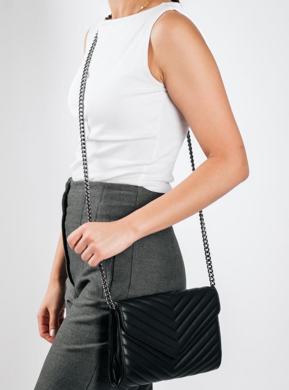 Καπιτονέ flap bag με μακριά λεπτή αλυσίδα ΜΑΥΡΟ