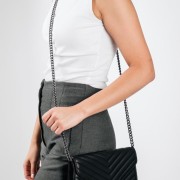 Καπιτονέ flap bag με μακριά λεπτή αλυσίδα ΜΑΥΡΟ