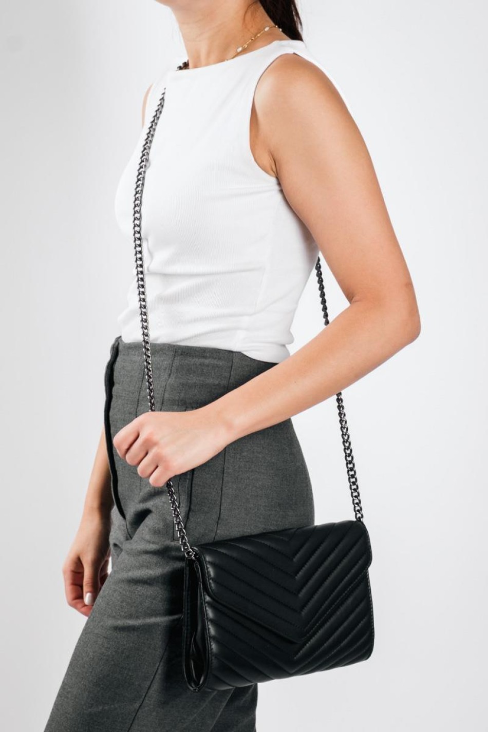 Καπιτονέ flap bag με μακριά λεπτή αλυσίδα ΜΑΥΡΟ