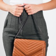 Καπιτονέ flap bag με μακριά λεπτή αλυσίδα ΤΑΜΠΑ