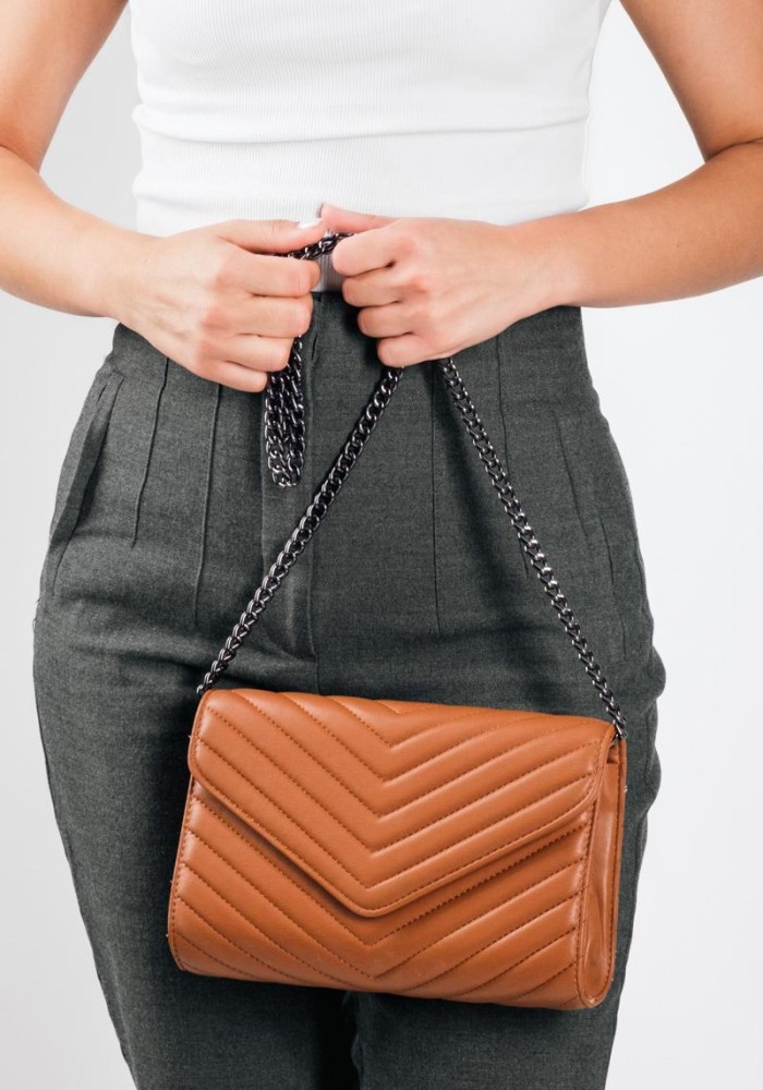 Καπιτονέ flap bag με μακριά λεπτή αλυσίδα ΤΑΜΠΑ