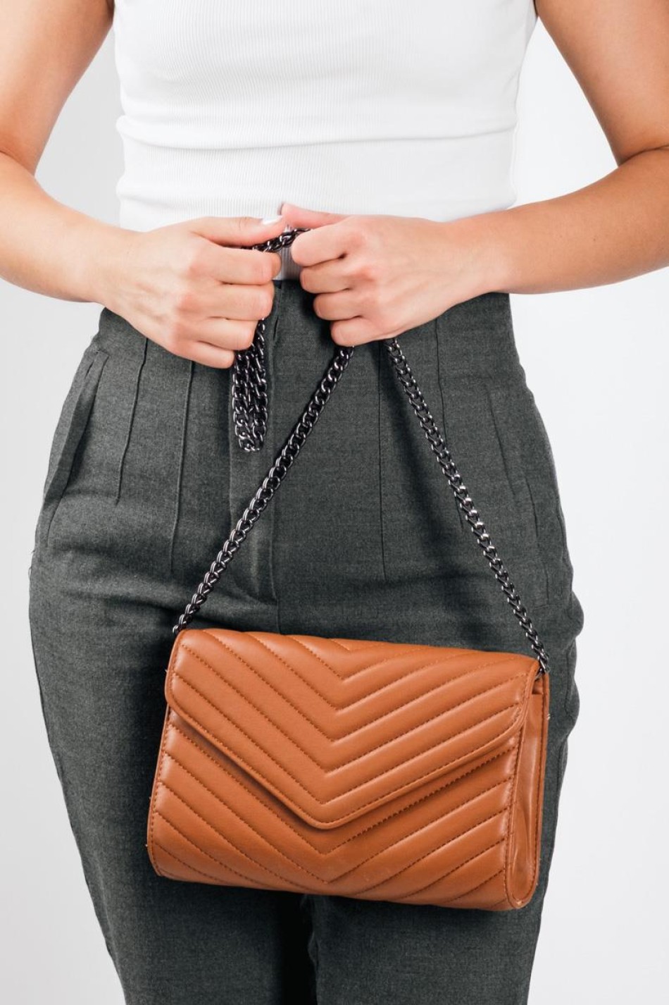 Καπιτονέ flap bag με μακριά λεπτή αλυσίδα ΤΑΜΠΑ