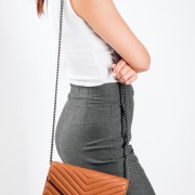 Καπιτονέ flap bag με μακριά λεπτή αλυσίδα ΤΑΜΠΑ