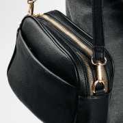 Τσάντα crossbody μικρή με εξωτερικές θήκες ΜΑΥΡΟ
