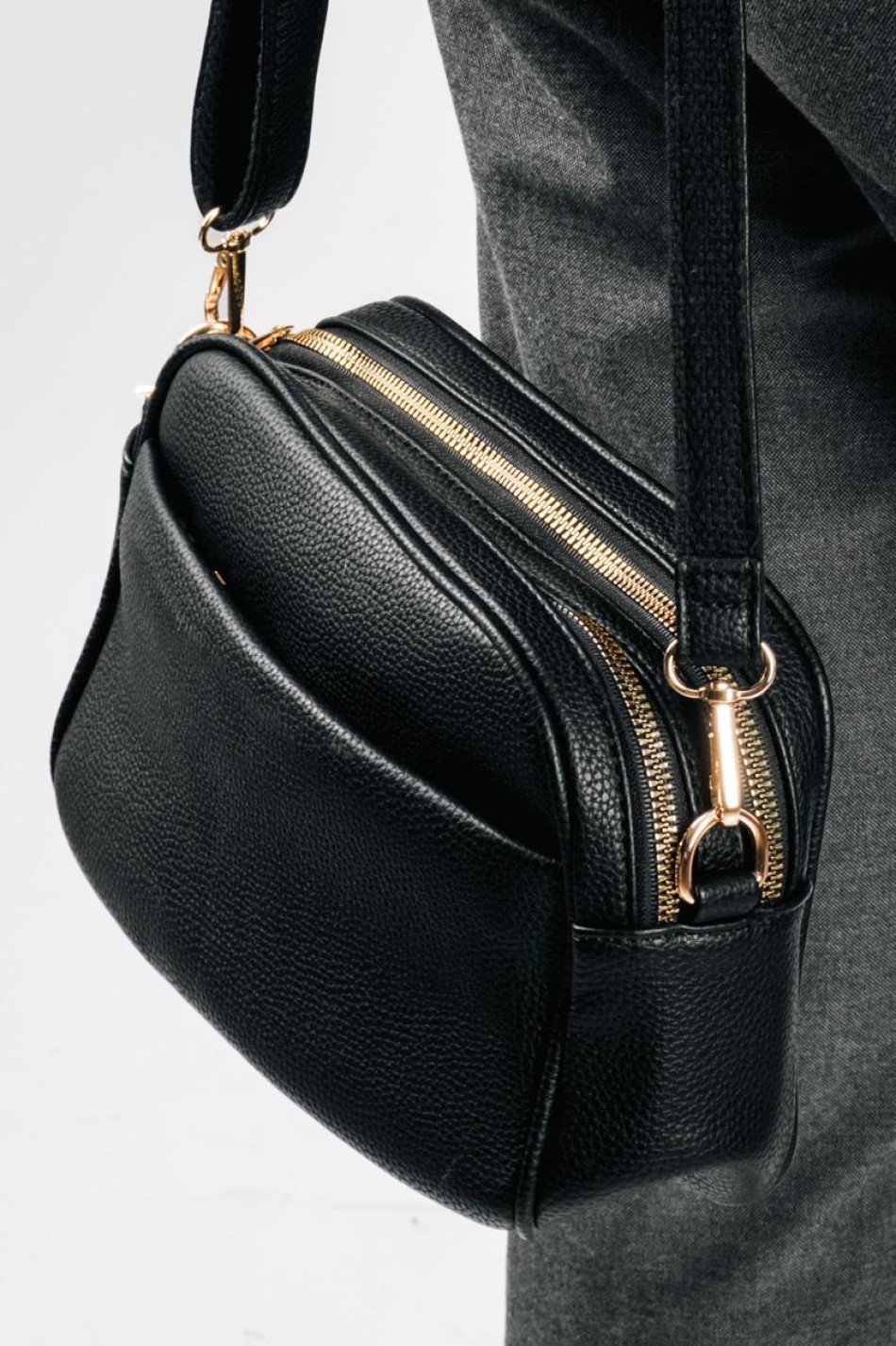 Τσάντα crossbody μικρή με εξωτερικές θήκες ΜΑΥΡΟ