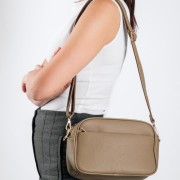 Τσάντα crossbody μικρή με εξωτερικές θήκες ΠΟΥΡΟ Τσάντα crossbody μικρή με εξωτερικές θήκες ΠΟΥΡΟ