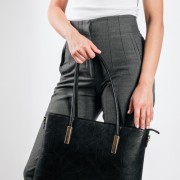 Τσάντα shopper με μεταλλικές λεπτομέρειες και επιπλέον μακρύ λουράκι εσωτερικά ΜΑΥΡΟ
