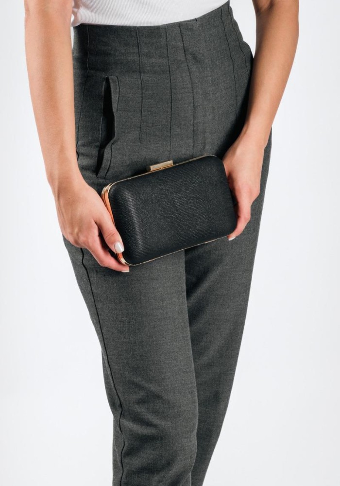 Βραδινό τσαντάκι clutch με χρυσές λεπτομέρειες και λεπτή αλυσίδα ΜΑΥΡΟ