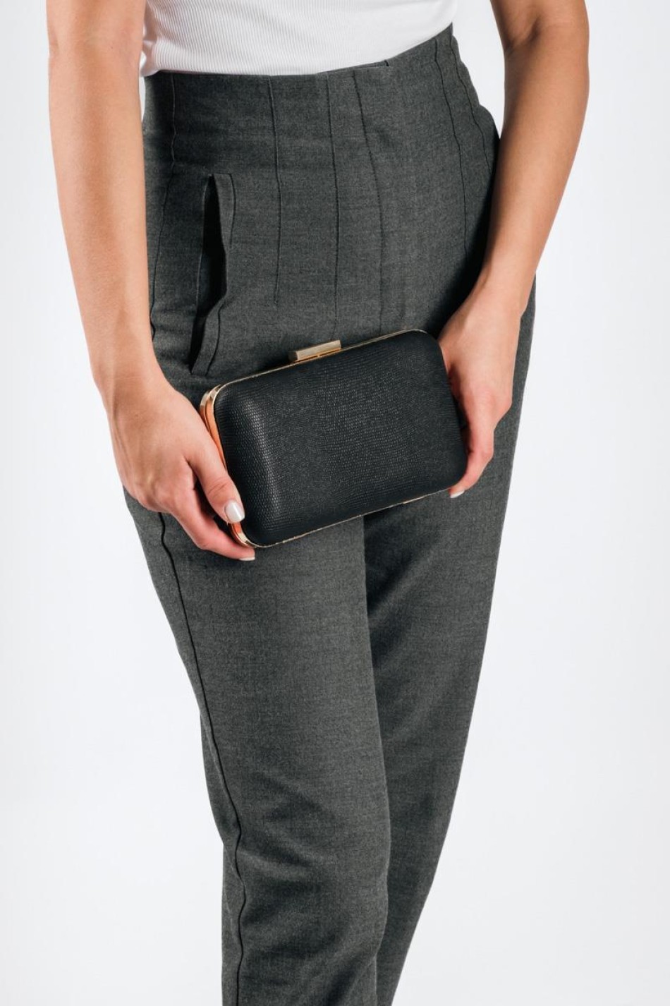 Βραδινό τσαντάκι clutch με χρυσές λεπτομέρειες και λεπτή αλυσίδα ΜΑΥΡΟ