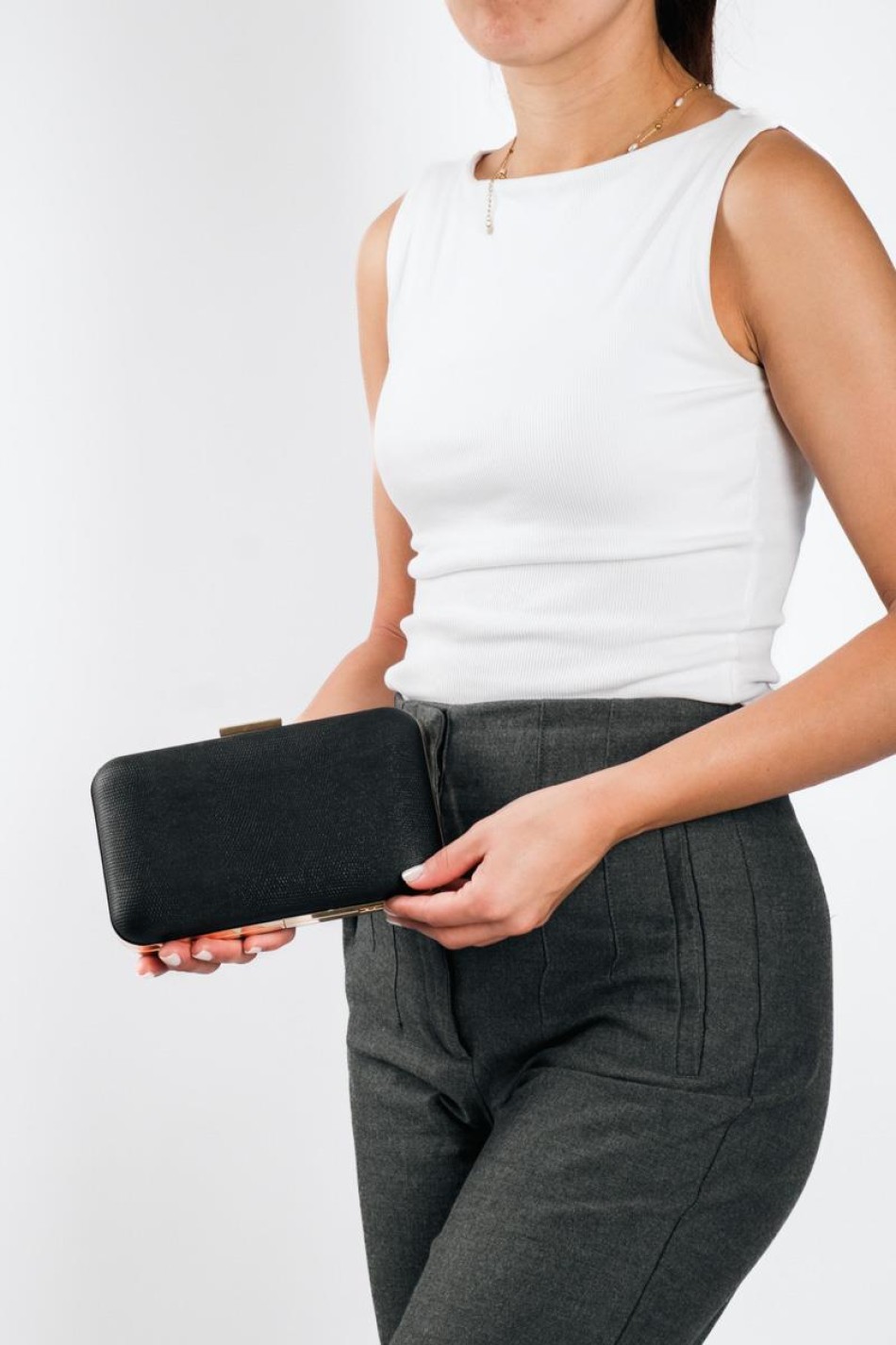 Βραδινό τσαντάκι clutch με χρυσές λεπτομέρειες και λεπτή αλυσίδα ΜΑΥΡΟ Βραδινό τσαντάκι clutch με χρυσές λεπτομέρειες και λεπτή αλυσίδα ΜΑΥΡΟ