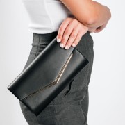 Βραδινό τσαντάκι clutch με μεταλλική λεπτομέρεια και λεπτή αλυσίδα ΜΑΥΡΟ