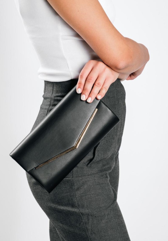 Βραδινό τσαντάκι clutch με μεταλλική λεπτομέρεια και λεπτή αλυσίδα ΜΑΥΡΟ