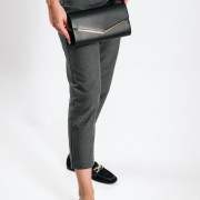 Βραδινό τσαντάκι clutch με μεταλλική λεπτομέρεια και λεπτή αλυσίδα ΜΑΥΡΟ