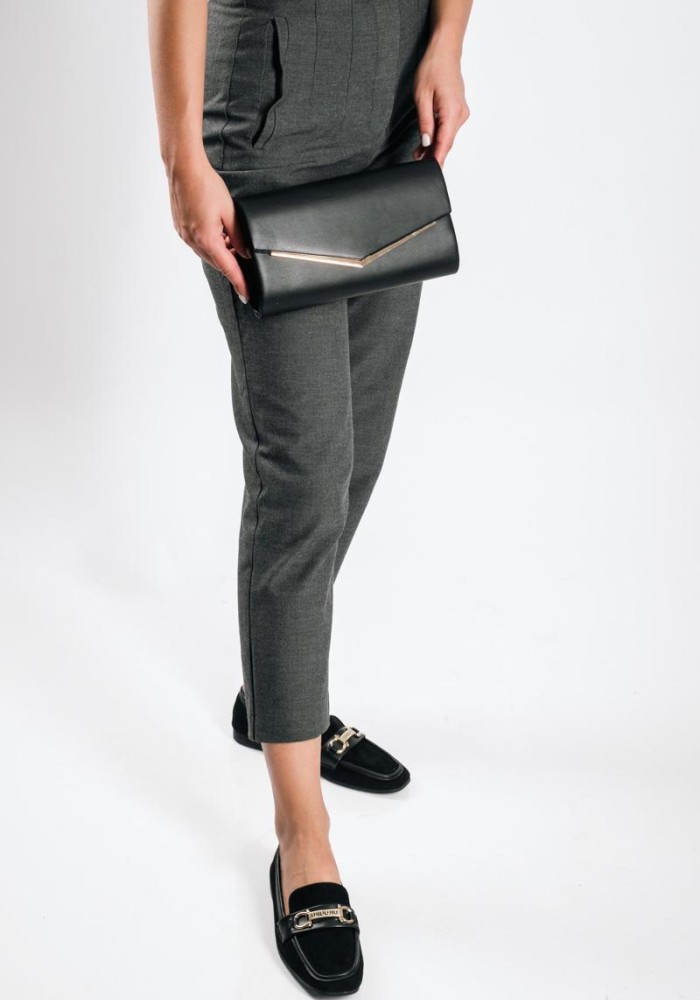 Βραδινό τσαντάκι clutch με μεταλλική λεπτομέρεια και λεπτή αλυσίδα ΜΑΥΡΟ