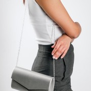 Βραδινό τσαντάκι clutch με μεταλλική λεπτομέρεια και λεπτή αλυσίδα ΑΣΗΜΙ Βραδινό τσαντάκι clutch με μεταλλική λεπτομέρεια και λεπτή αλυσίδα ΑΣΗΜΙ