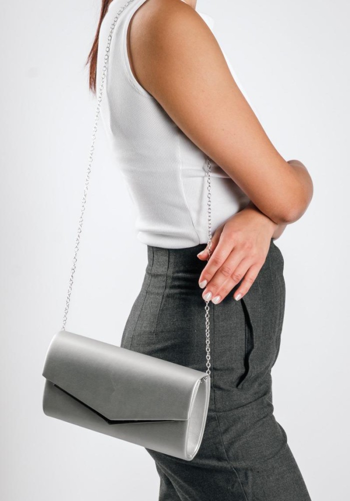 Βραδινό τσαντάκι clutch με μεταλλική λεπτομέρεια και λεπτή αλυσίδα ΑΣΗΜΙ